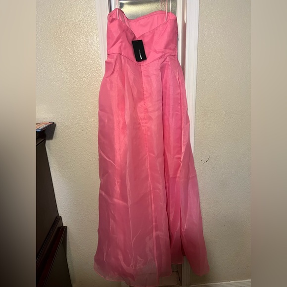 Beautiful dress perfect condition is new even with tag!! - Picture 2 of 4